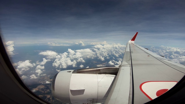 4K乘飞机旅行。涡轮和飞机机翼在飞行旅途中伴着美丽的天空视频素材