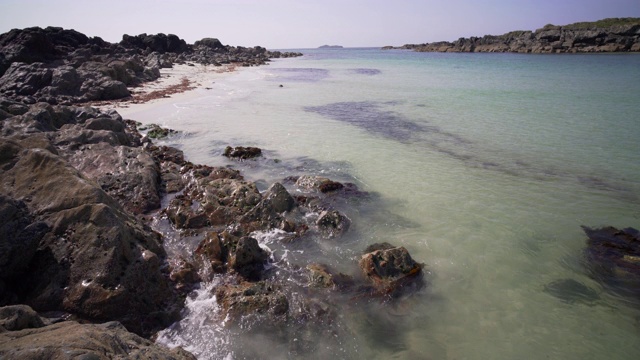 苏格兰爱奥那清澈湛蓝的海水和白色沙滩视频素材