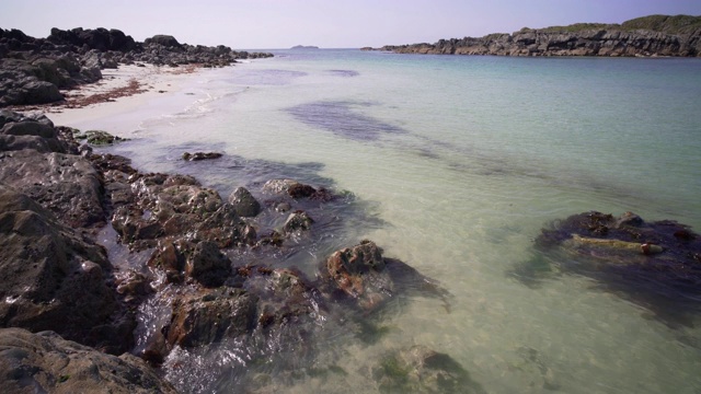 苏格兰爱奥那清澈湛蓝的海水和白色沙滩视频素材