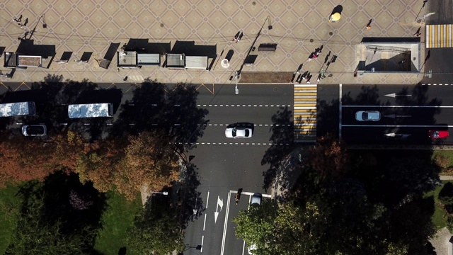 无人机的视野:空中城市交通，从上到下的高速公路繁忙城市高峰时间交通堵塞高速公路。视频素材