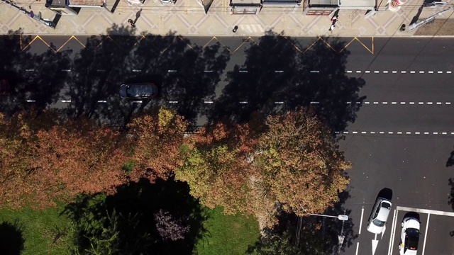 无人机的视野:空中城市交通，从上到下的高速公路繁忙城市高峰时间交通堵塞高速公路。视频素材