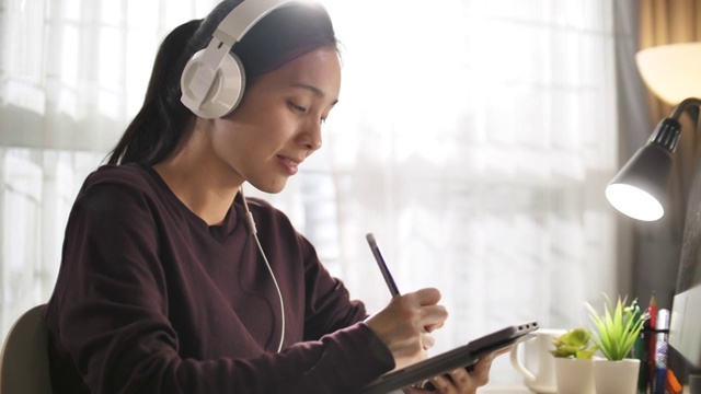 亚洲年轻女子在家在线学习视频素材