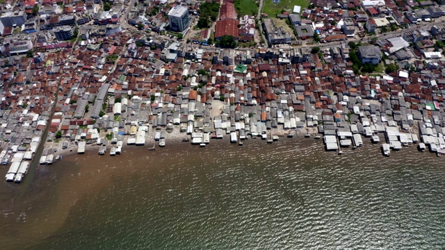 印度尼西亚沿海贫民窟的污水。空中拍摄视频素材