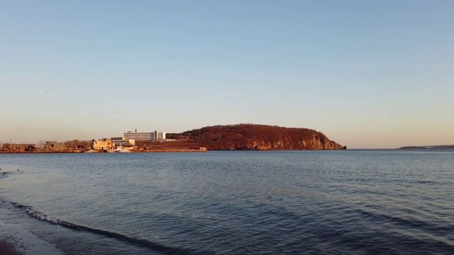 海景，蓝色的大海和海岸线。视频素材