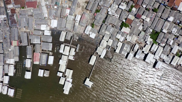 印度尼西亚沿海贫民窟的污水。俯视视频素材