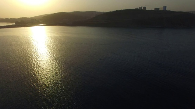 日落时的海景鸟瞰图。视频素材