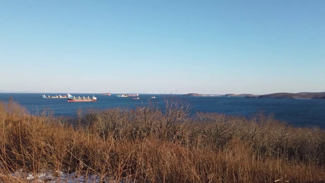 海景与海湾和船只的景色。符拉迪沃斯托克,滨海Krai视频素材