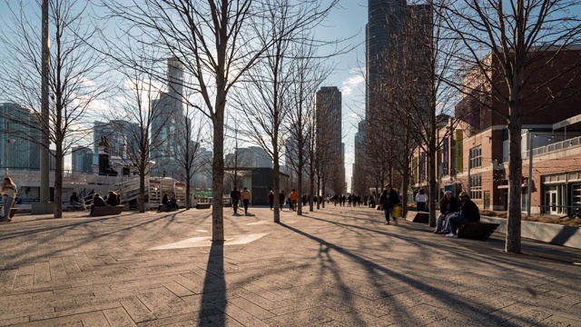 时光流逝:游客们聚集在美国伊利诺伊州芝加哥市中心的海军码头湖周围视频素材