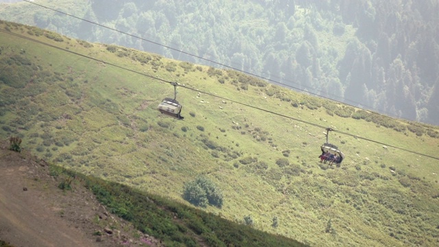 山里的索道。极限。旅游交通工具视频素材