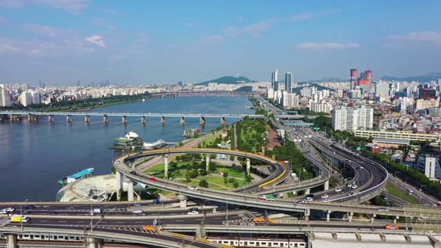 鸟瞰韩国首尔，图克城汉江公园和汉江，可以清晰地看到汉城塔，汉江边的自行车道视频素材