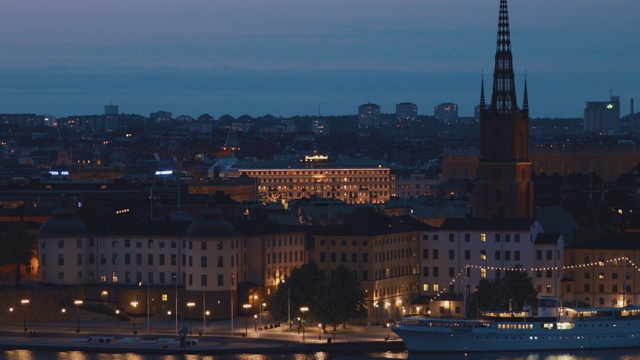 斯德哥尔摩,瑞典。Riddarholm kirka或Riddarholm教堂的建筑夜景，Riddarholmen岛上瑞典君主的墓地。夜晚城市的天际线视频素材