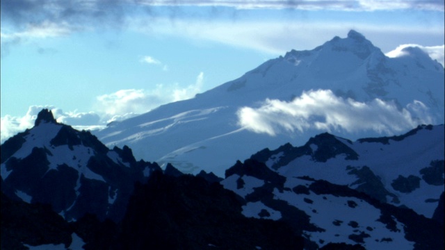 大雪覆盖了崎岖的山峰。视频素材