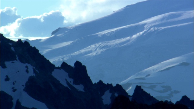 大雪覆盖了崎岖的山峰。视频素材