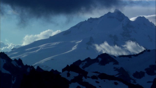 白雪覆盖着高山。视频素材