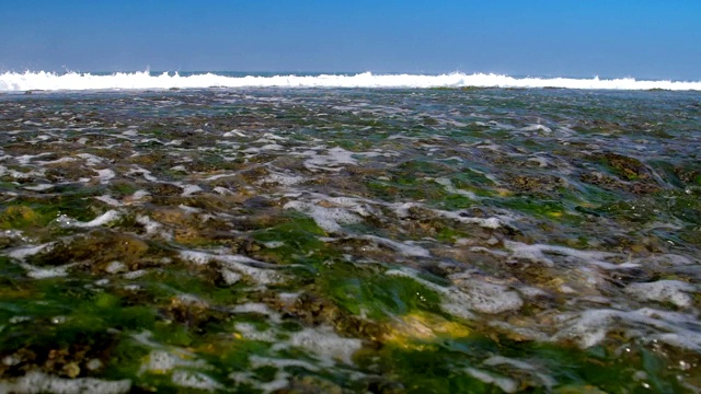 巨大的泡沫状海浪在海岸线上缓慢地翻滚视频素材