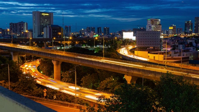 时间流逝拍摄的夜间交通，灯光小径在曼谷高速公路，泰国视频素材