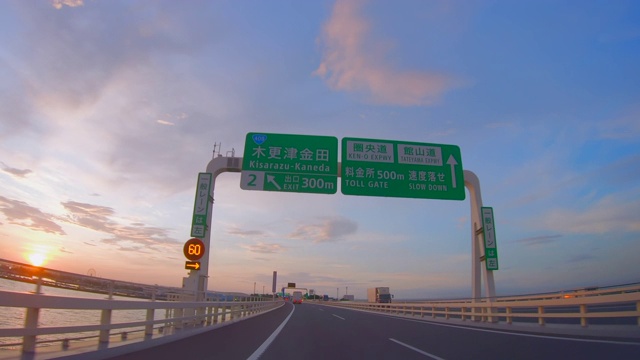 从高速公路上行驶的汽车里看到的风景视频素材