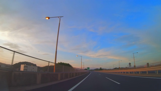 从高速公路上行驶的汽车里看到的风景视频素材