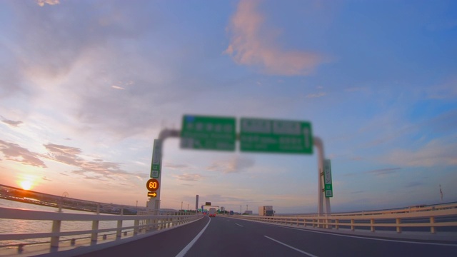 从高速公路上行驶的汽车里看到的风景视频素材