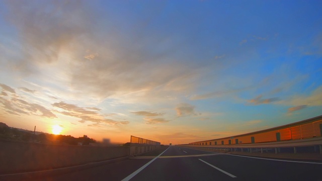 从高速公路上行驶的汽车里看到的风景视频素材