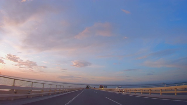 从高速公路上行驶的汽车里看到的风景视频素材