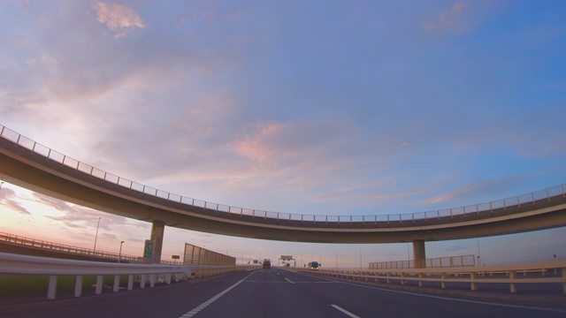 从高速公路上行驶的汽车里看到的风景视频素材