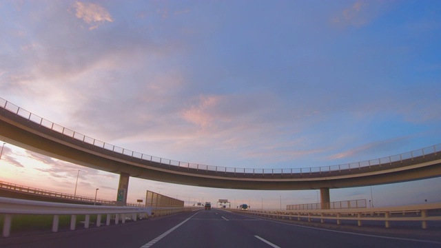 从高速公路上行驶的汽车里看到的风景视频素材