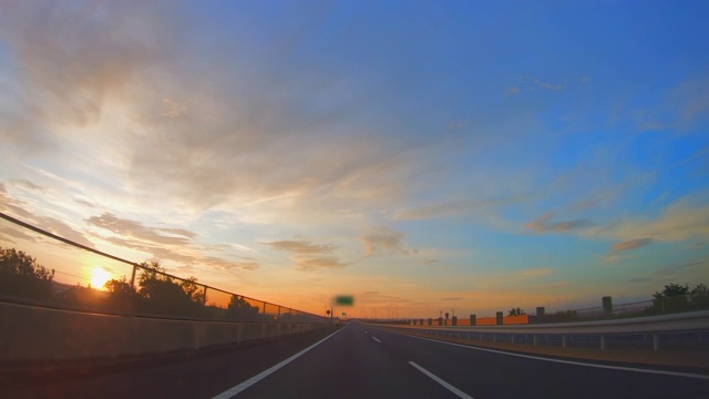 从高速公路上行驶的汽车里看到的风景视频素材