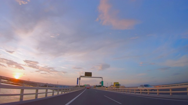 从高速公路上行驶的汽车里看到的风景视频素材