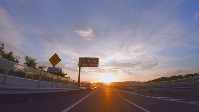 从高速公路上行驶的汽车里看到的风景视频素材