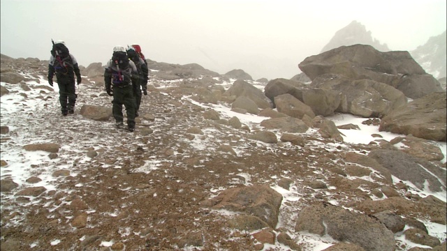 徒步旅行者在山中行走时把装备装在背包里。视频素材