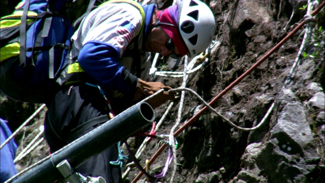 登山者固定好他们的装备。视频素材