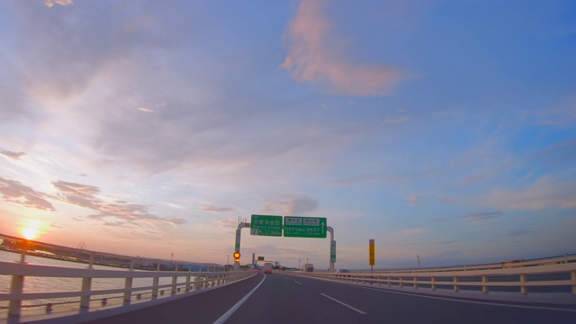 从高速公路上行驶的汽车里看到的风景视频素材