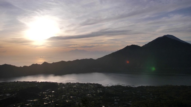 美丽的阿贡火山和巴厘岛上的湖的大型视图视频素材