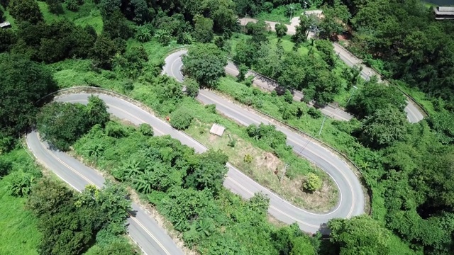 在泰国清莱省湄赛地区的一个错综复杂的山脉高地上，名为Doi Pha Mi的弯曲道路的Aeriavl视图。视频素材