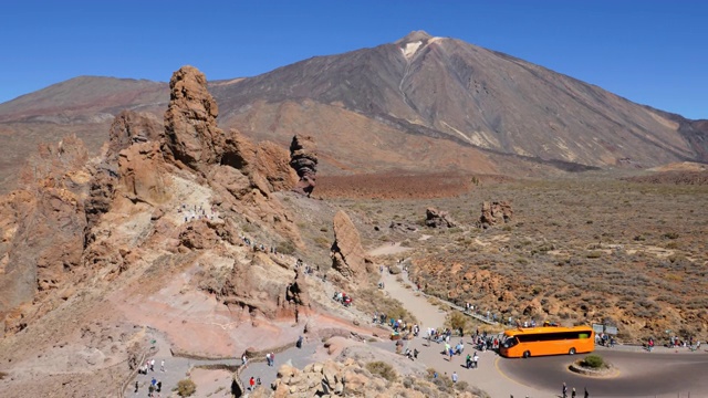 人们在Teide火山附近的Los Roques de Garcia岩石徒步旅行的Hyper lapse, Teide国家公园，特内里费，加那利群岛，西班牙。视频素材