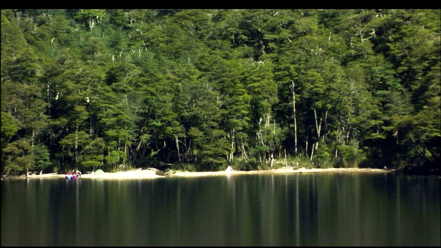 皮划艇选手们准备出发去山上的一个湖。视频素材