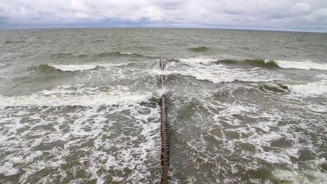 海上的木制防波堤视频下载