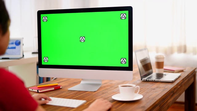 在办公室使用色度键屏幕桌面电脑视频素材