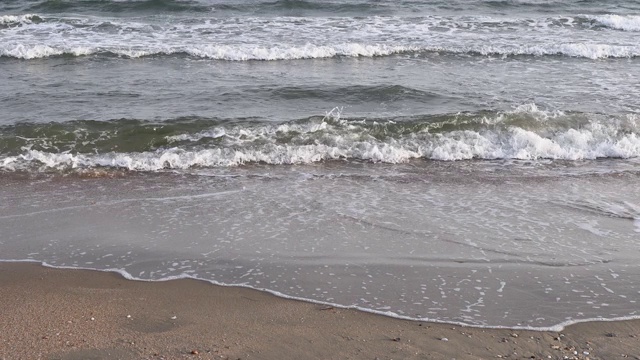 空旷的海滩和热带海洋与沙子和水海浪背景。视频素材