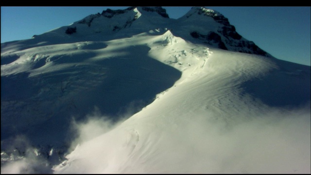 白雪皑皑的山峰高耸入云。视频素材