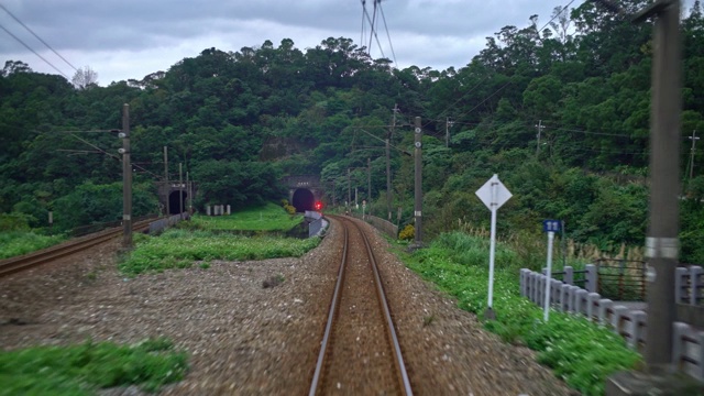 4K在丛林和山区的铁路列车。台湾乡村之旅视频素材