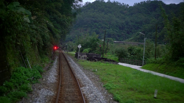 4K在丛林和山区的铁路列车。台湾乡村之旅视频素材