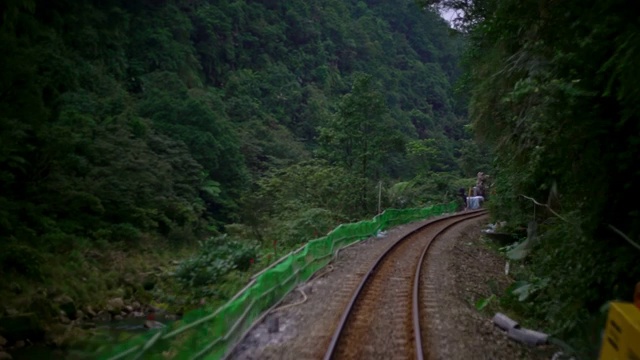 4K时间在丛林和山区的铁路列车。台湾乡村之旅视频素材