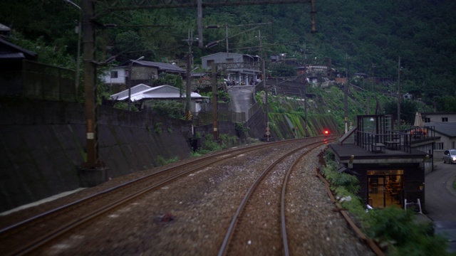 4K在丛林和山区的铁路列车。台湾乡村之旅视频素材