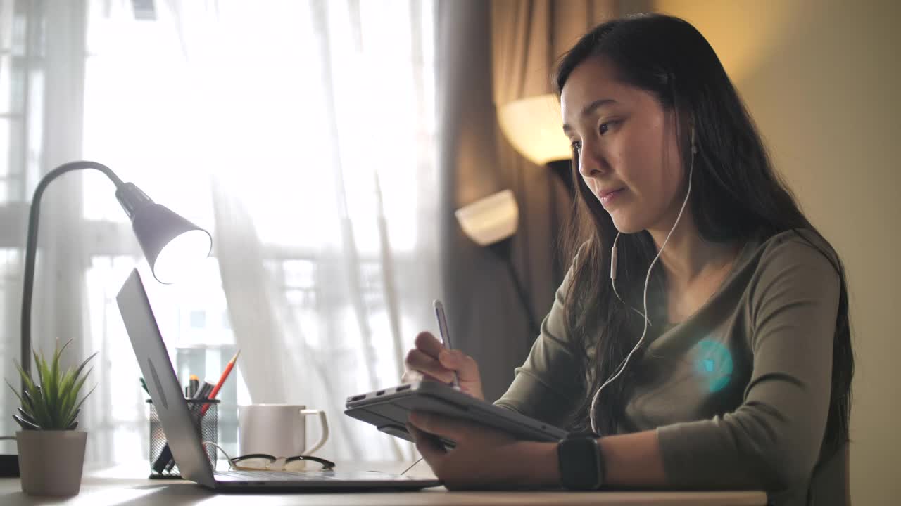 快乐女在线学生戴着耳机视频通话，在家在线学习视频素材