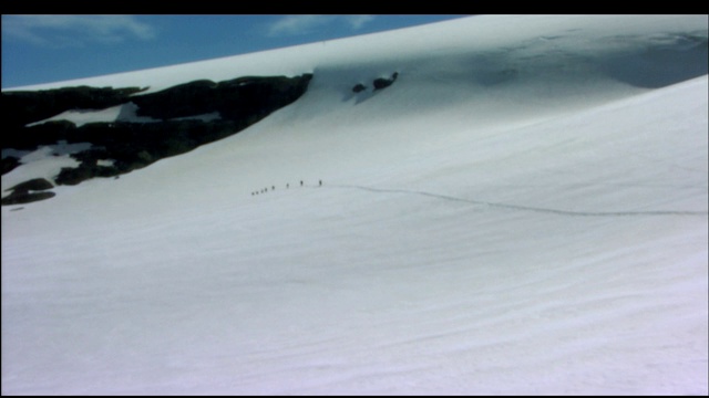 徒步旅行者在雪道上旅行。视频素材