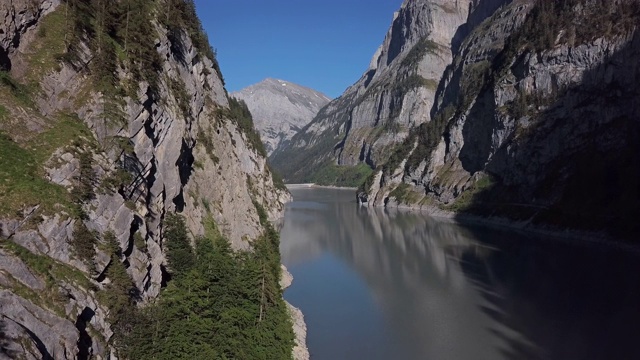 瑞士圣加伦州狭窄的山湖吉格瓦尔德湖的空中全景图。视频素材