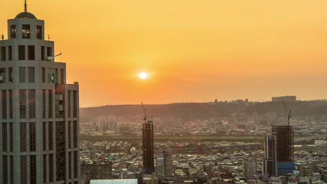 美妙的时间推移鸟瞰日落和橙色天空城市景观建筑视频素材