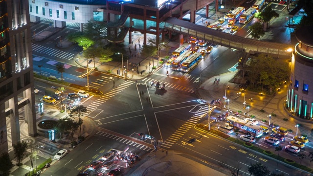 建筑街道与交通夜晚的延时空中，台北市景视频素材